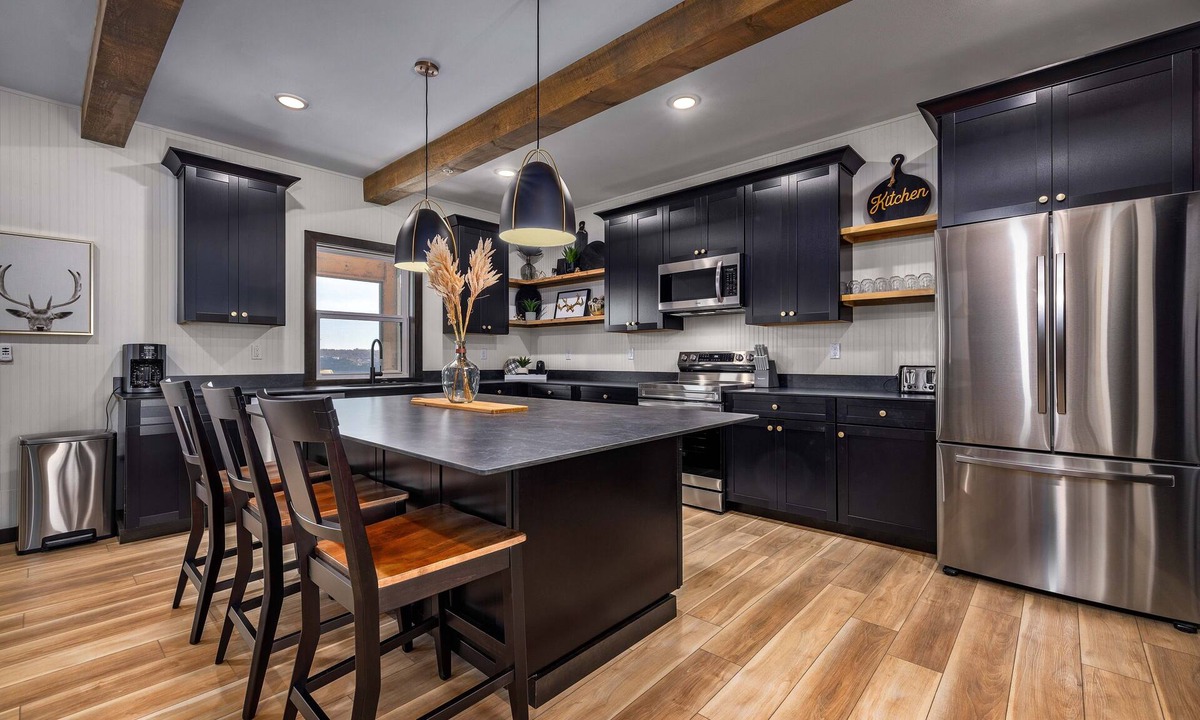 Kimberling City House | Luxury Lakefront Lodge | 6BR Modern Retreat + FREE Tickets, Pools & Amenities