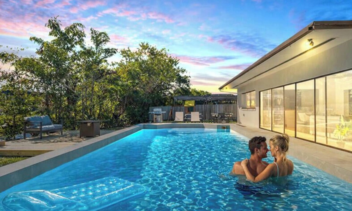 Ludlam House | Luxury Lakefront 6BR Retreat/Games, BBQ & Views