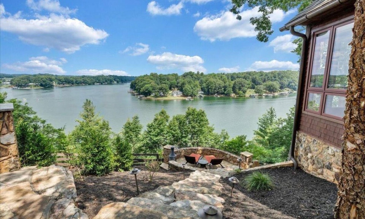 Westlake Corner Cottage | Luxury Lakefront Cottage with Private Boat Slip