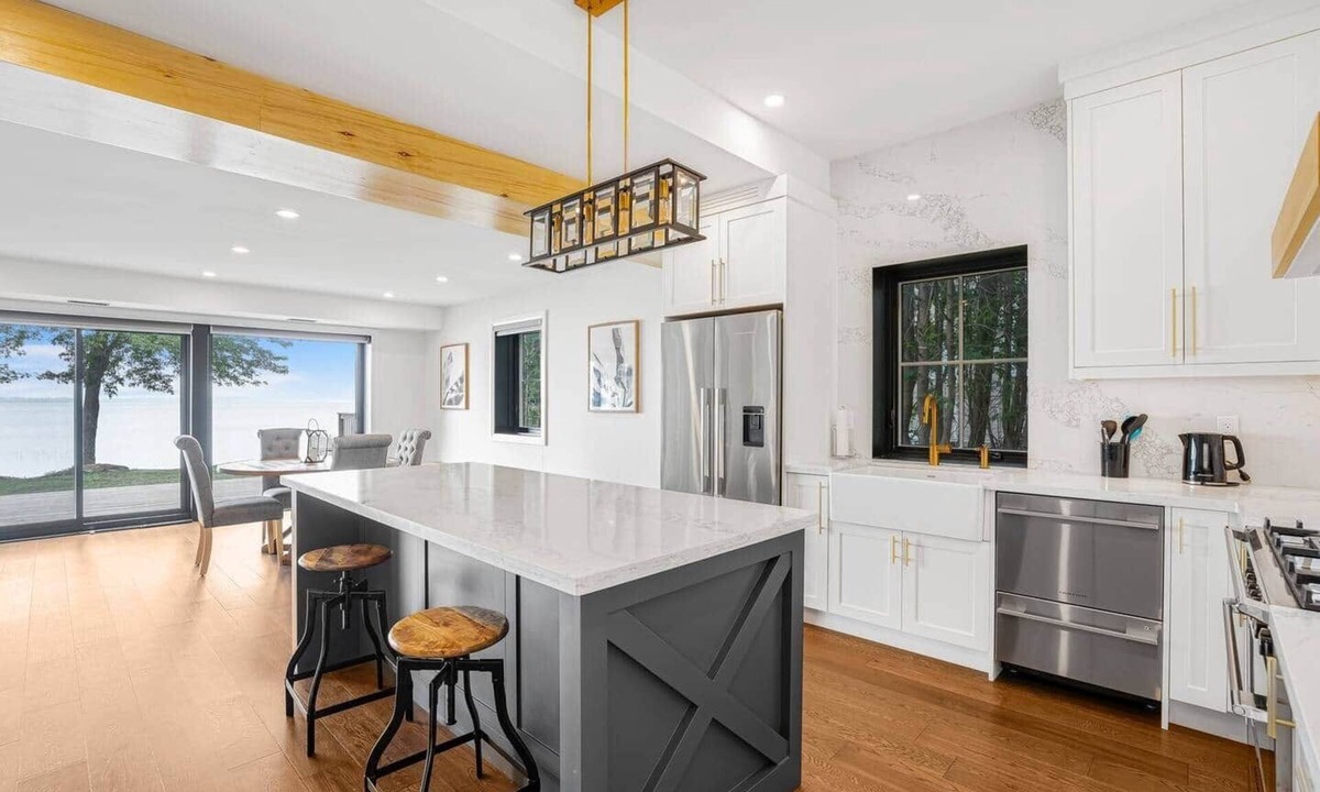 Scugog House | Luxury Lakefront Cottage | Sunset Views & Dock