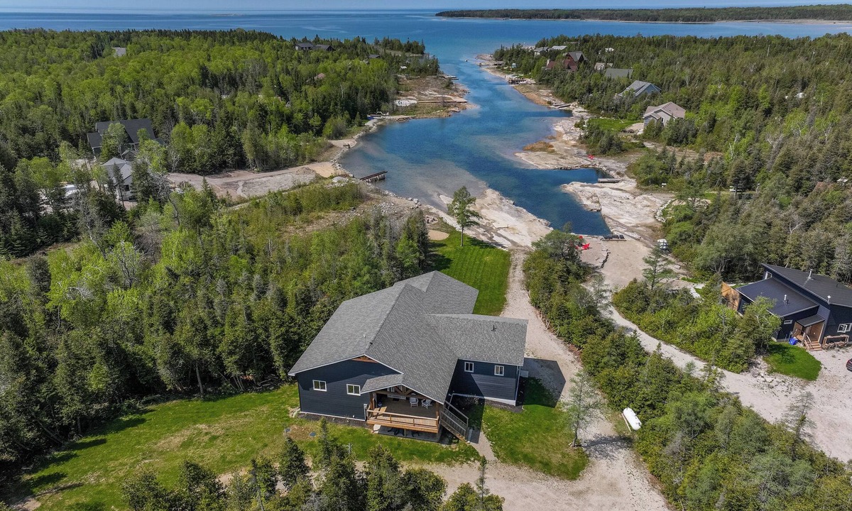 Stokes Bay Ski Chalet | Luxury Lakefront Escape with Games Room