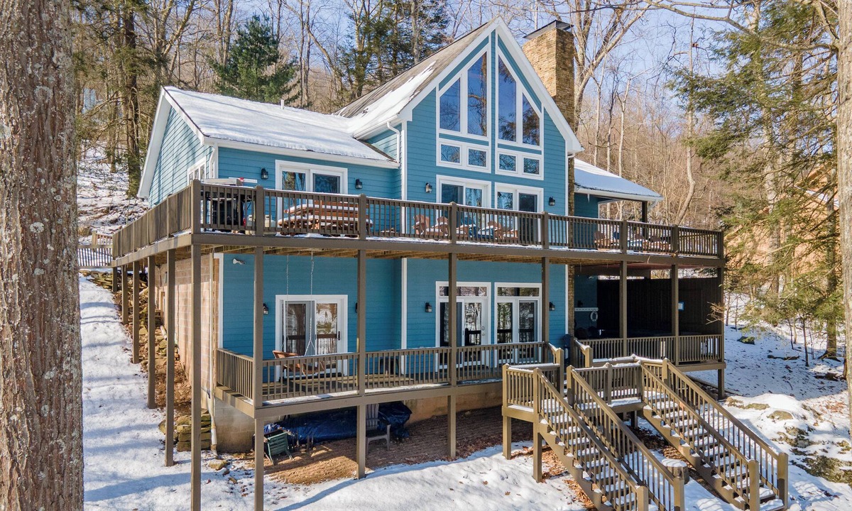 McHenry House | Luxury Lakefront Escape w/Sauna & Hot Tub