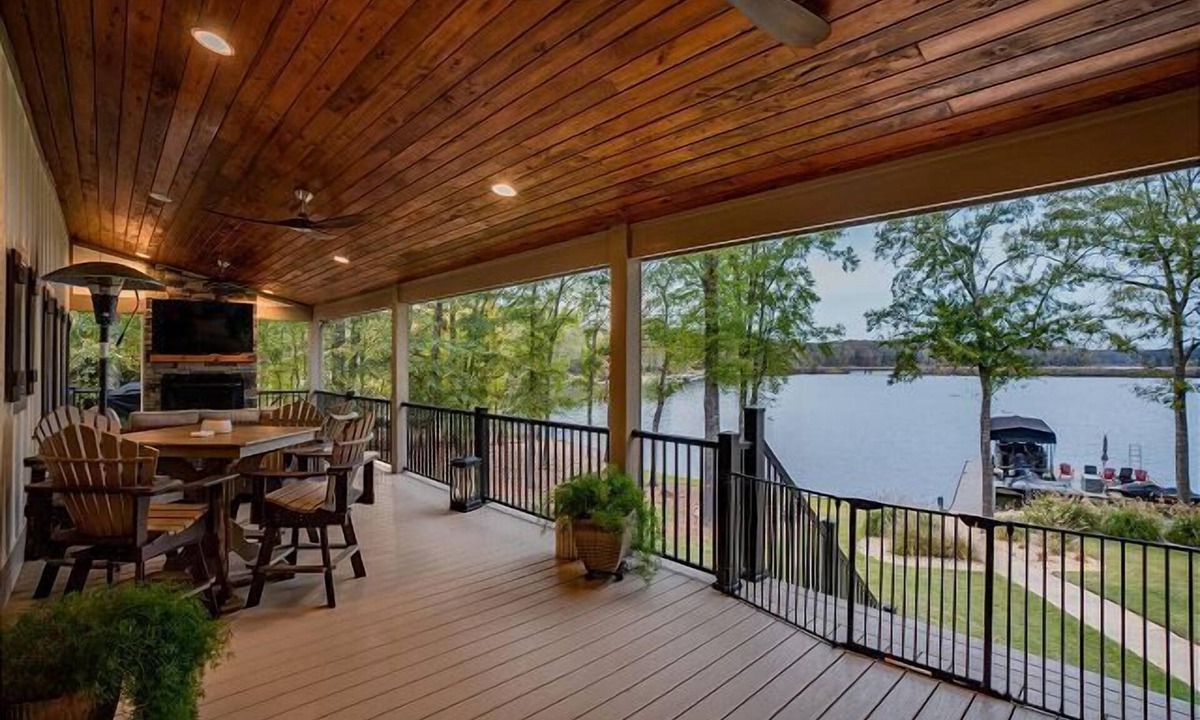 Eatonton House | Luxury Lakefront Home Screened Porch Max Dock Kayaks & Paddleboard