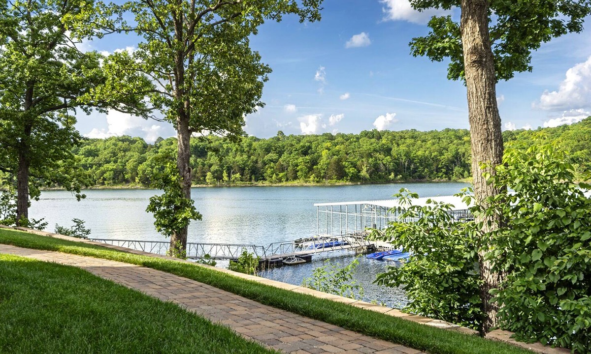 Lampe House | Luxury Lakefront Resort Chalet 4~2 Pools~FREE Amenities~Dock~MiniGolf~Waterslide