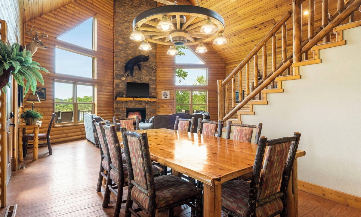 Lampe House | Luxury Lakefront Resort Chalet 8~2 Pools~FREE Amenities~Dock~Kayaks~Waterslide