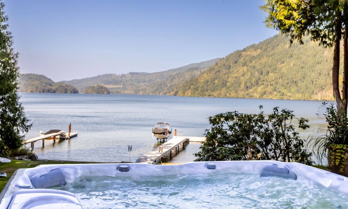 Sedro-Woolley House | Luxury Lakefront Gathering Place with Private Dock