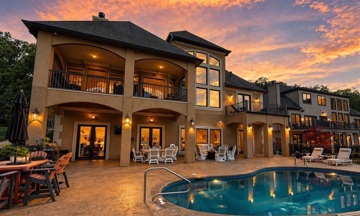 Osage Beach House | Luxury Lakefront 6BD/5BA/Pool/Dock/MovieTheater-18