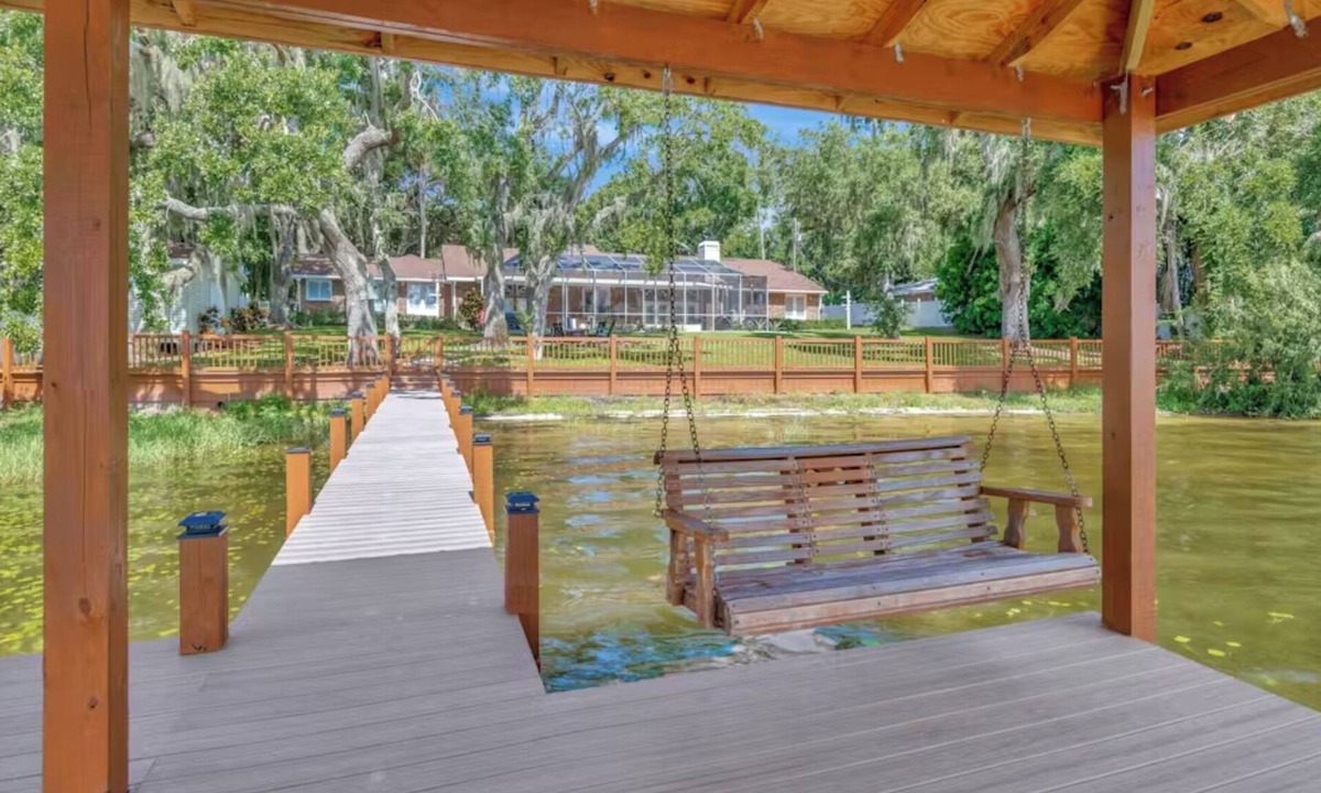 Winter Haven House | Luxury Lakehouse on Lake Ruby - Dock - Game Room - Near Legoland