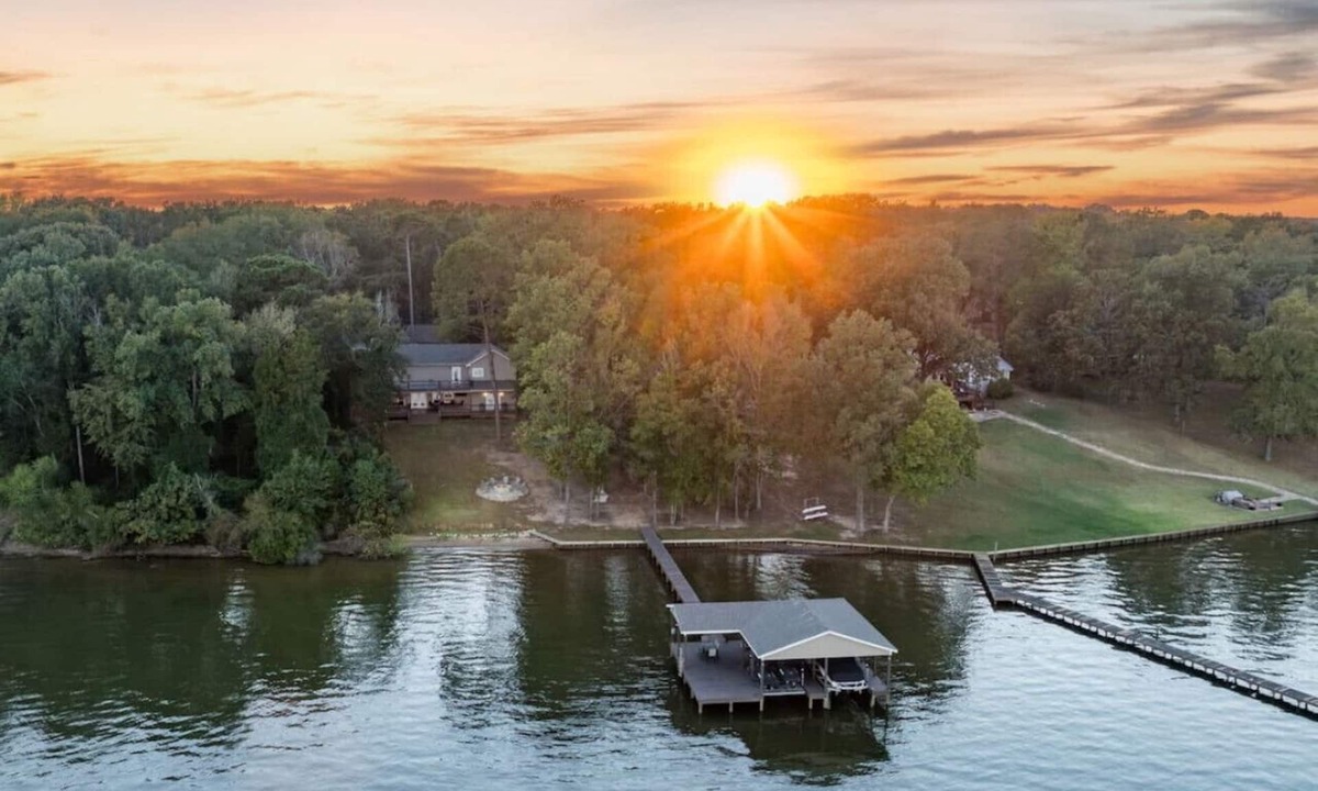 Dogwood House | Luxury Lakeside Cabin ~Kayaks ~Fire Pit ~Swim Beach
