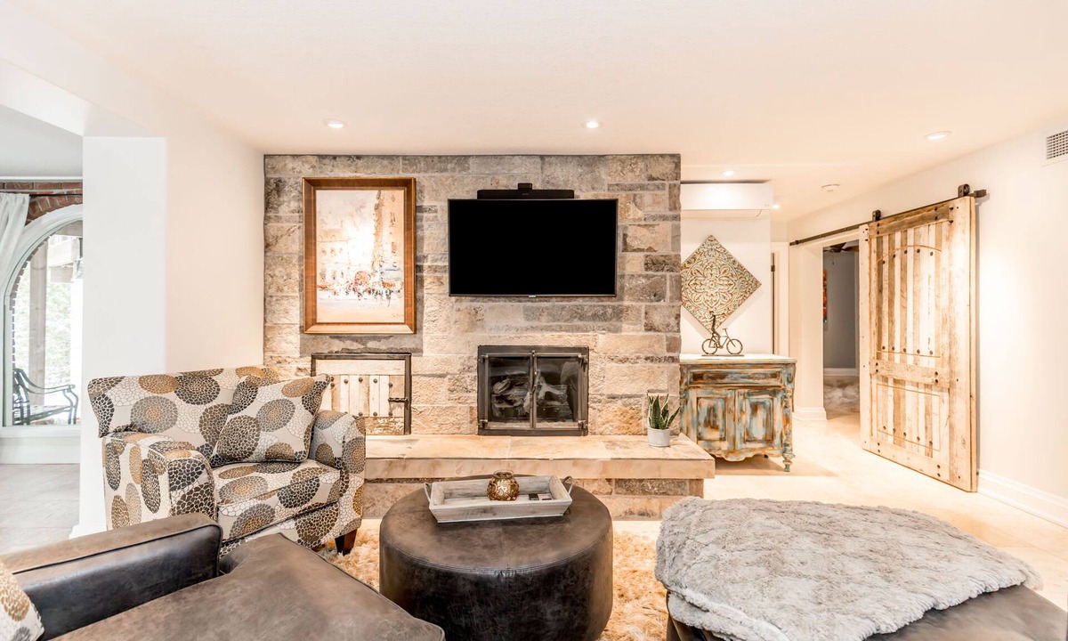 Oro-Medonte House | Luxury Lakeside Executive Suite