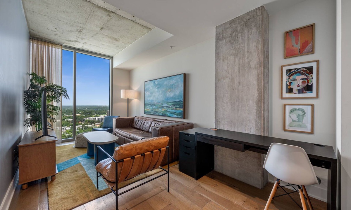Rainey Street Historic District Condo | Luxury Lakeview 1BR | Walk to Rainey | Pool | Gym | WFH