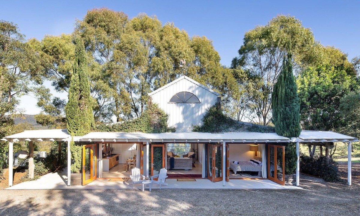 Wallis Lake House | Luxury Lakeview Barn