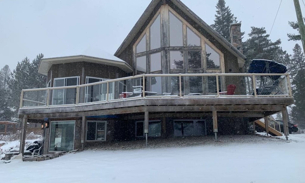 Novar Cottage | Luxury Lakeview Dream Cottage with Hot Tub