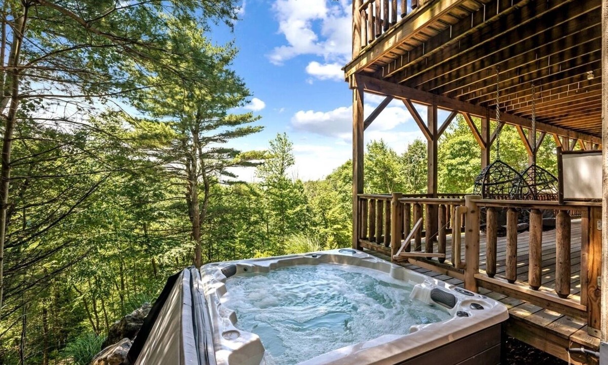 Aquashicola Cabin | Luxury Lakeview Log Cabin w/Hot Tub, Firepit & 3 Decks