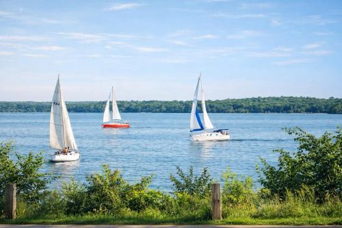 Barrie Apartment | Luxury Lakeview Stay with Jacuzzi in Downtown Barrie