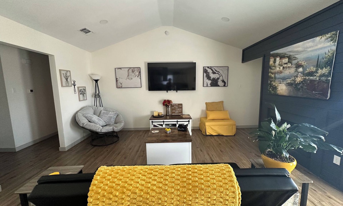 San Angelo House | Luxury Lane: Pet & Family Haven Near ASU & GF Base - Stock Show 7 mi - No Stairs