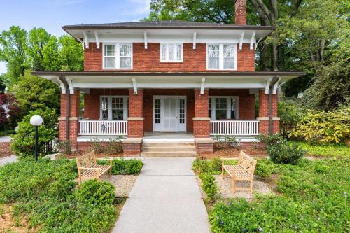 Old Irving Park House | Luxury Large Home - Family Home - Big Fenced Yard