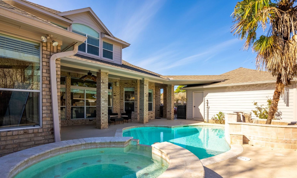 Falcon Point House | Luxury Leisure Spacious/Pool/Golf Course/Central