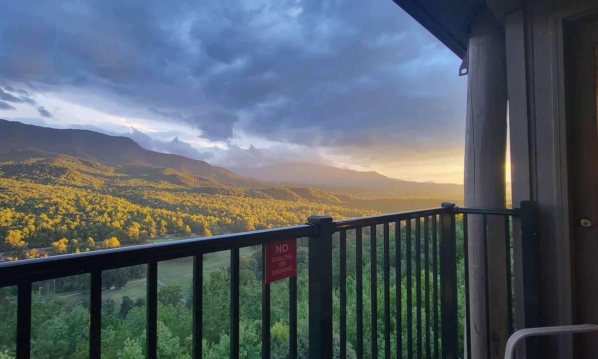 Gatlinburg Condo | Luxury living Amazing Mtn Views! indoor pool & spa