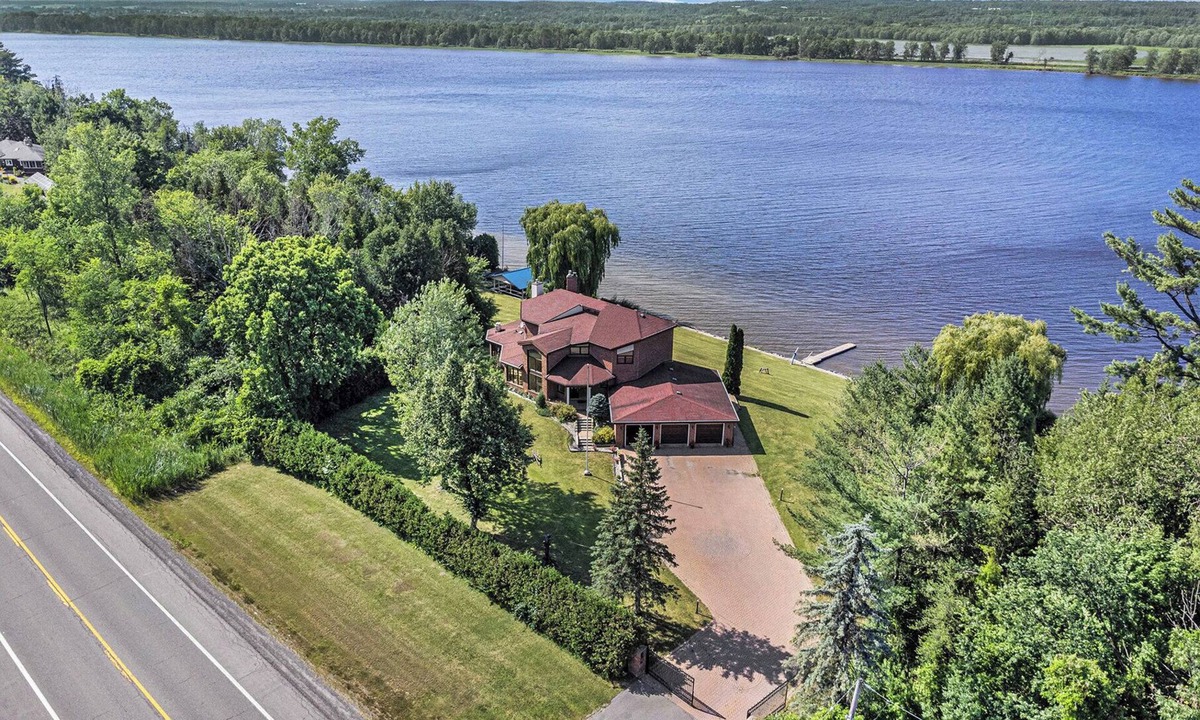 Ottawa Division House | Luxury living! Ideal for your vacation or short term rental rental