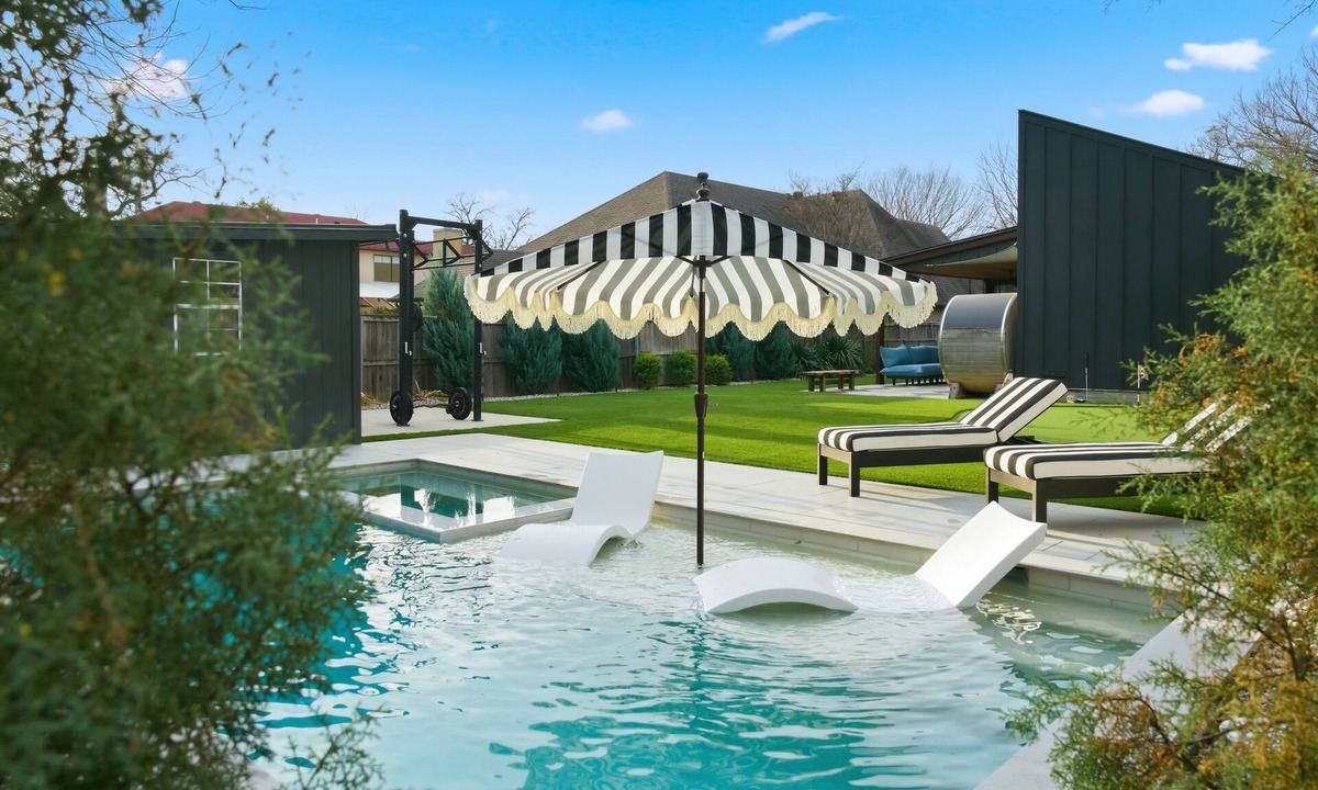Little Forest Hills House | Luxury Lodge, Heated Magnesium Pool, Sauna & Cold Plunge