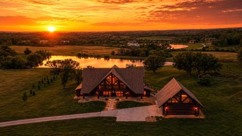 Greenwood House | Luxury Lodge l Guest House l Sleeps 14 l World Cup