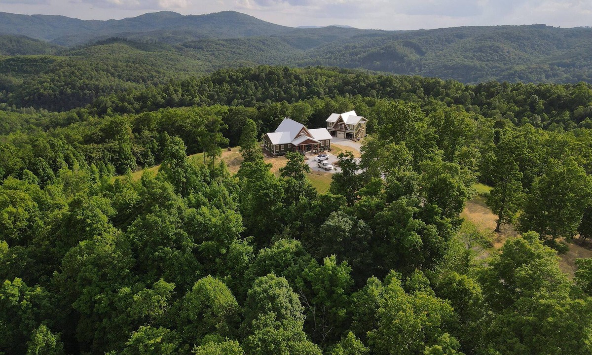Winona Cabin | Luxury Lodge with Ride-In-Ride-Out Location - WiFi - Sweeping Mountain Views