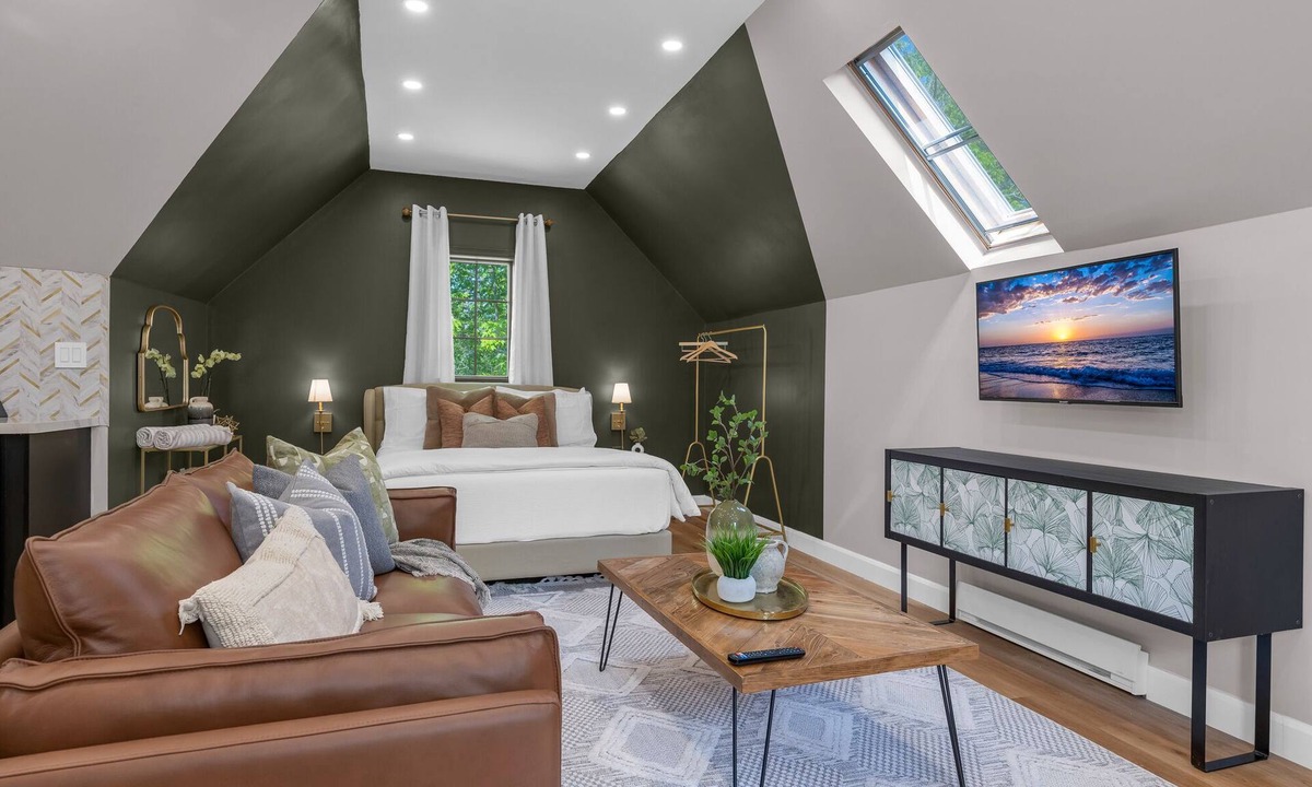 Fort Erie Apartment | Luxury Loft - Romantic Winter Retreat w/Hot Tub