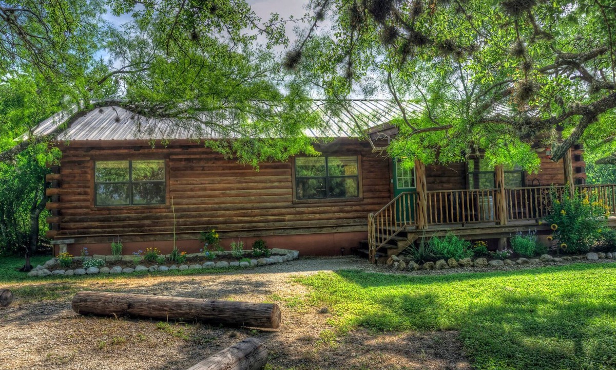 Rio Frio Cabin | LUXURY LOG CABIN #2 ON THE FRIO RIVER