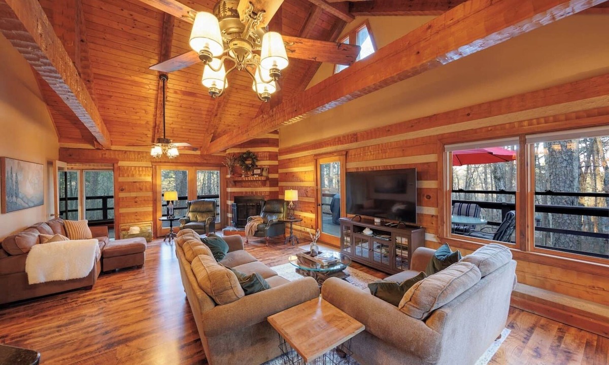 Hot Springs Village Cabin | Luxury Log Cabin | Sleeps 13 | 2 King Suites