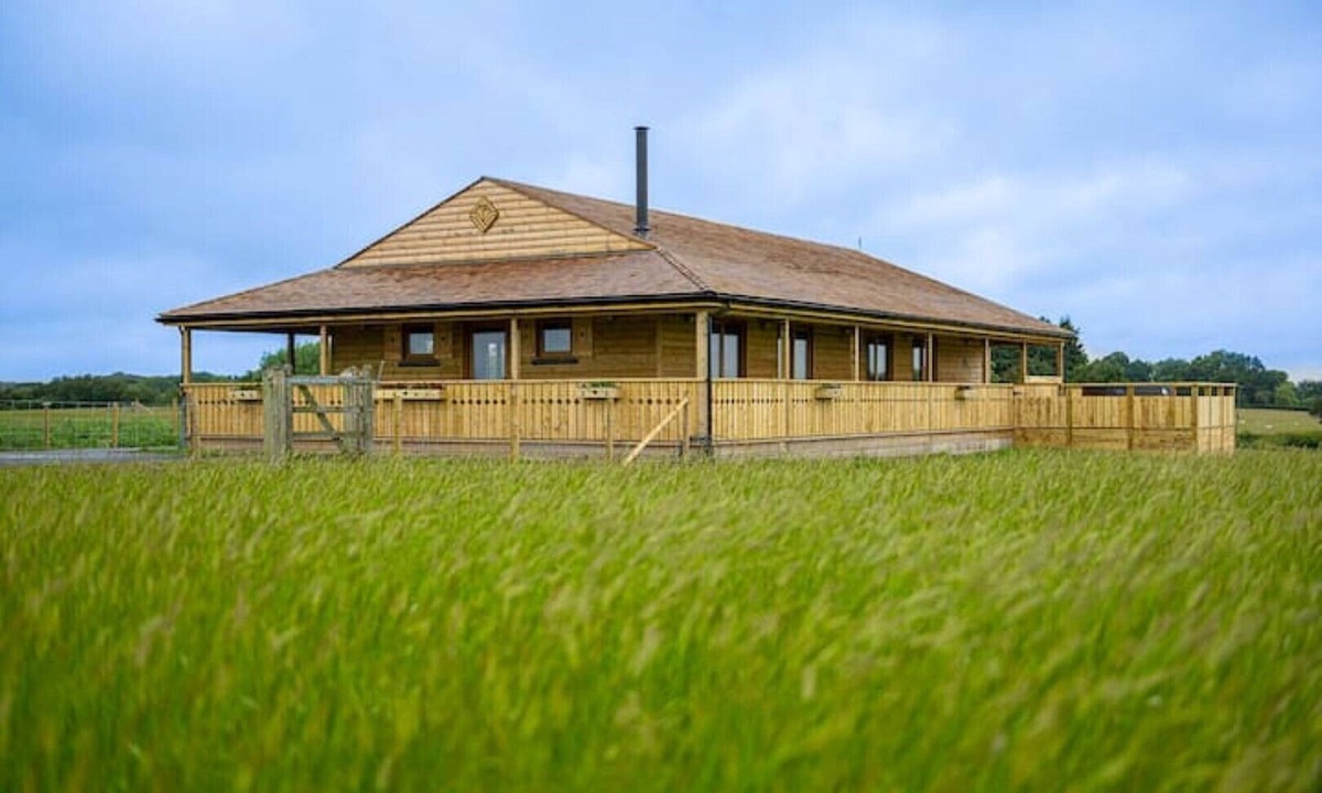Stone in Oxney Cabin | Luxury Log Cabin with a Hot Tub