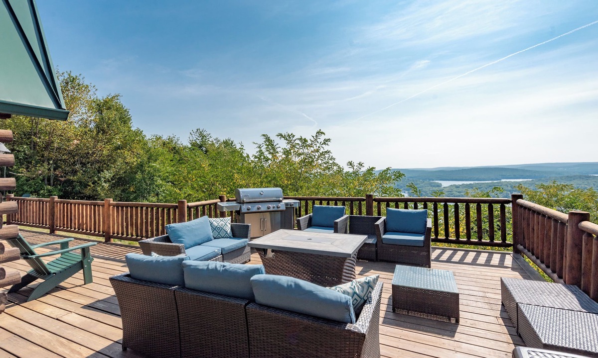 Mountainside House | Luxury Log Chalet Overlooking Deep Creek w/Hot Tub