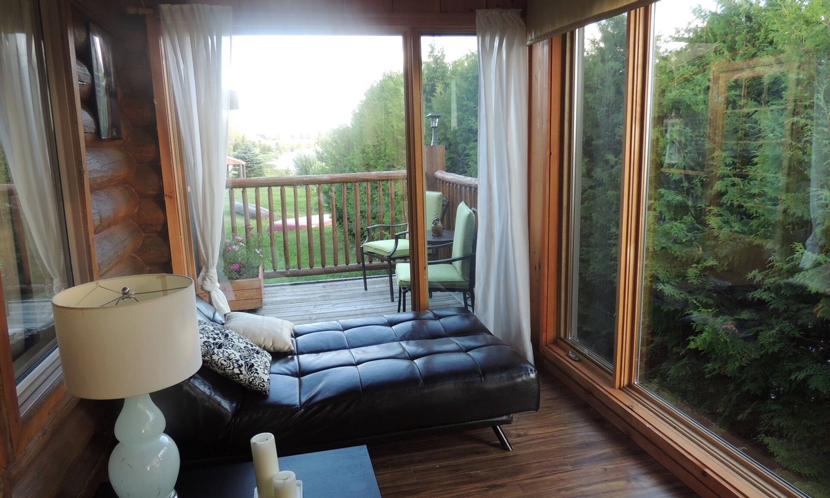 Glen Huron Cottage | Luxury Log Cottage & Sauna On Private Trout Lake