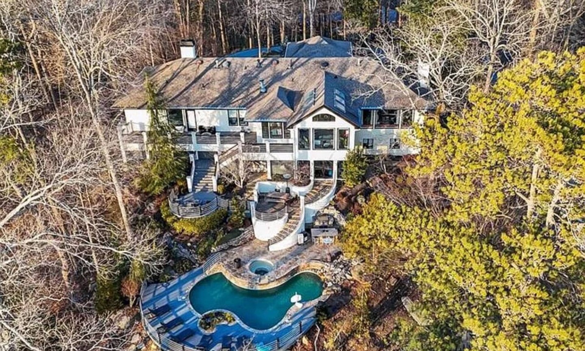 Whitewater Creek House | Luxury Mansion available with Pool, Gym and More - Perfect for entertaining
