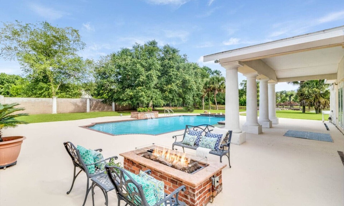Milton House | Luxury Mansion on pond + pool + gameroom