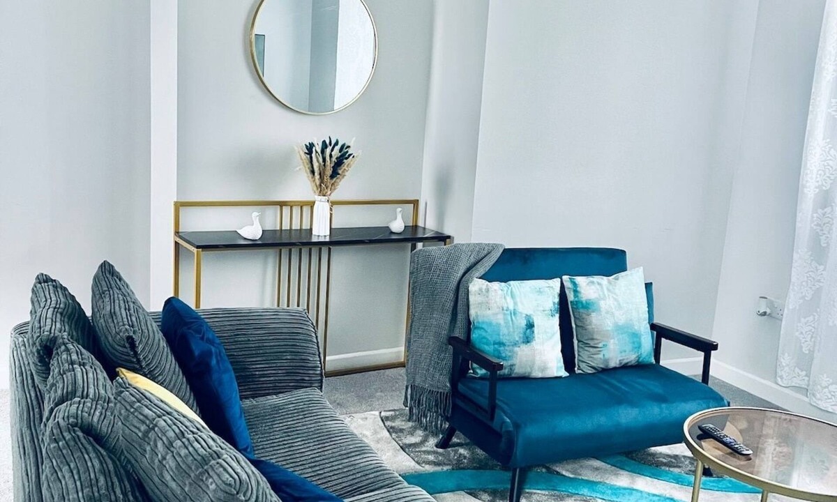 Wainscot Apartment | Luxury Mini Penthouse, Strood