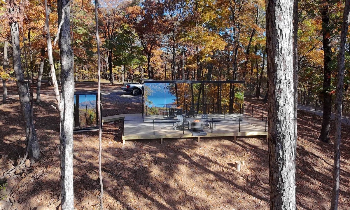 Mountainburg House | Luxury Mirror Cabin with Lake View - Storm