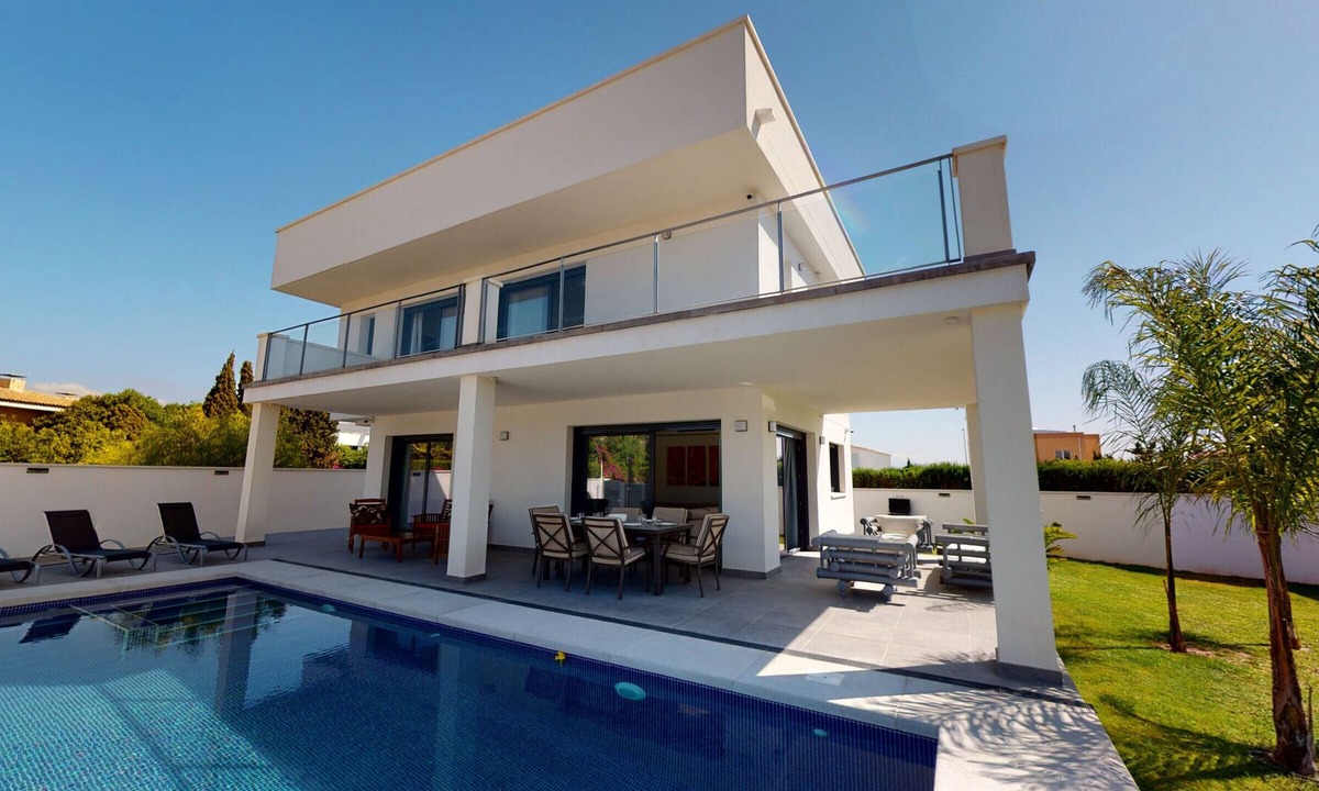 San Juan de Alicante Ski Chalet | Luxury Modern & Sunny Villa