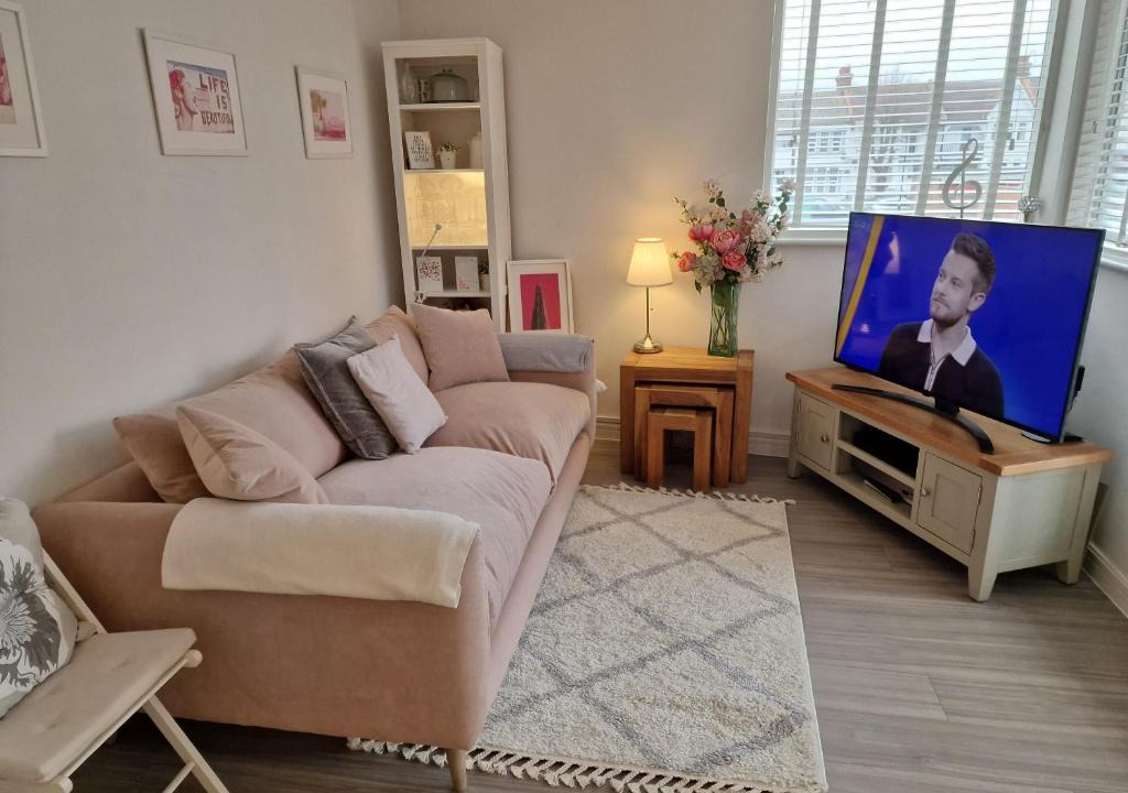 Leigh-on-Sea Apartment | Luxury modern Apt with parking on Leigh Broadway
