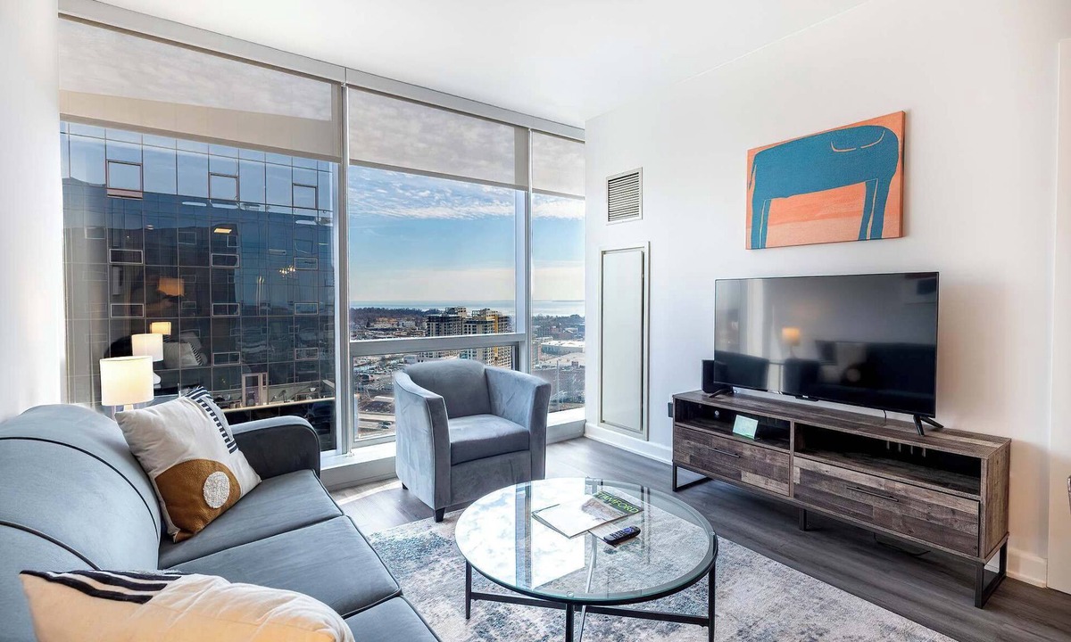 Downtown Apartment | Luxury Modern Apt with Pool