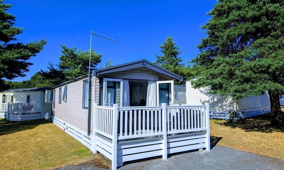 Ringwood House | Luxury Modern Family Lodge, Pools & Activity Pass