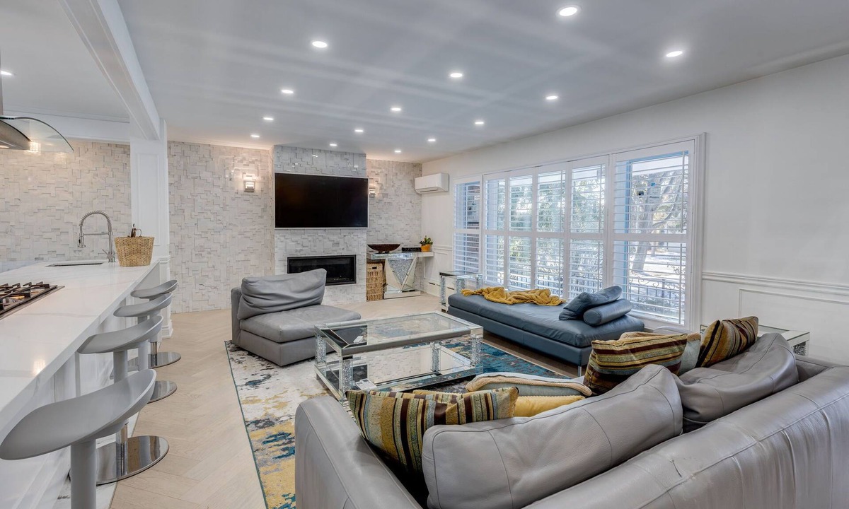 Cooksville House | Luxury, Modern Home with Theatre and Games Room