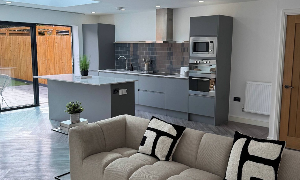 Prenton House | Luxury Modern Home | Sleeps 5 | Free Onsite Parking