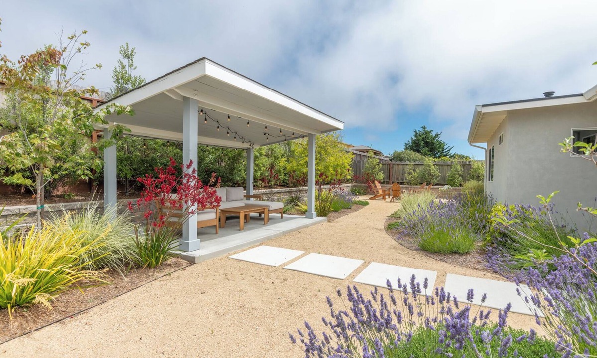 Seaside House | Luxury modern home with backyard and golf simulator!