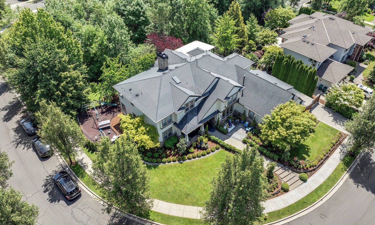 Happy Valley House | Luxury Modern Vacation House