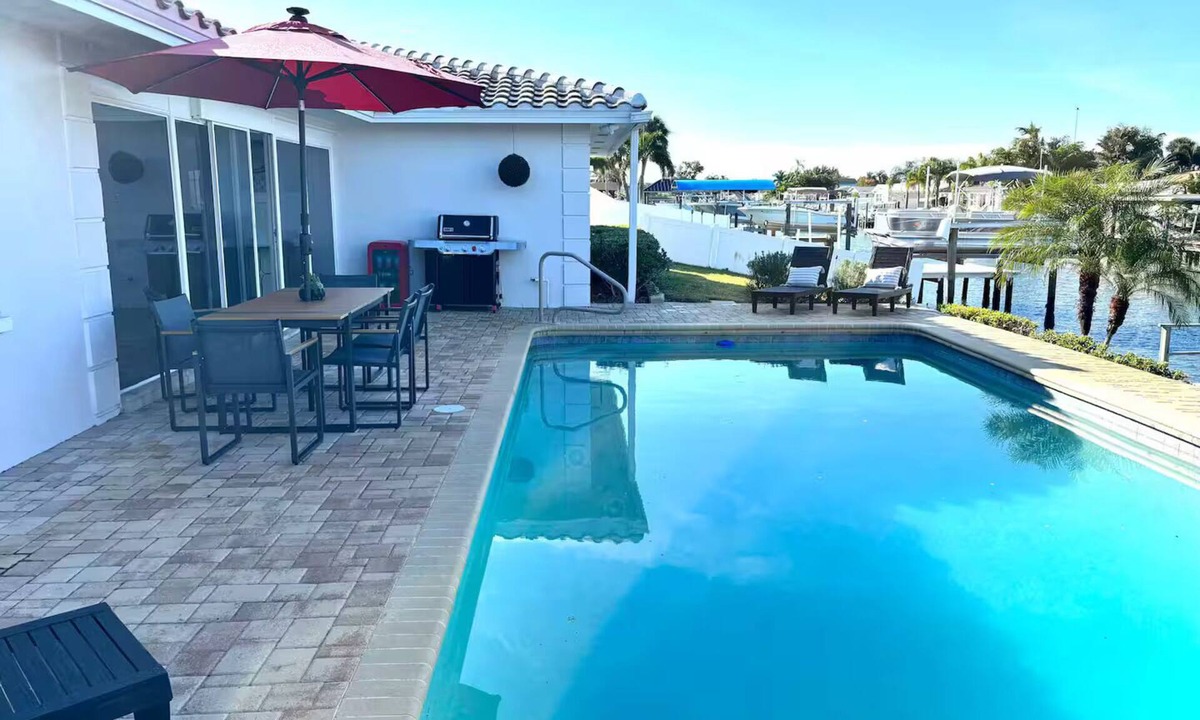Tampa Villa | Luxury Modern Villa - Pool & BBQ - Sleeps 12