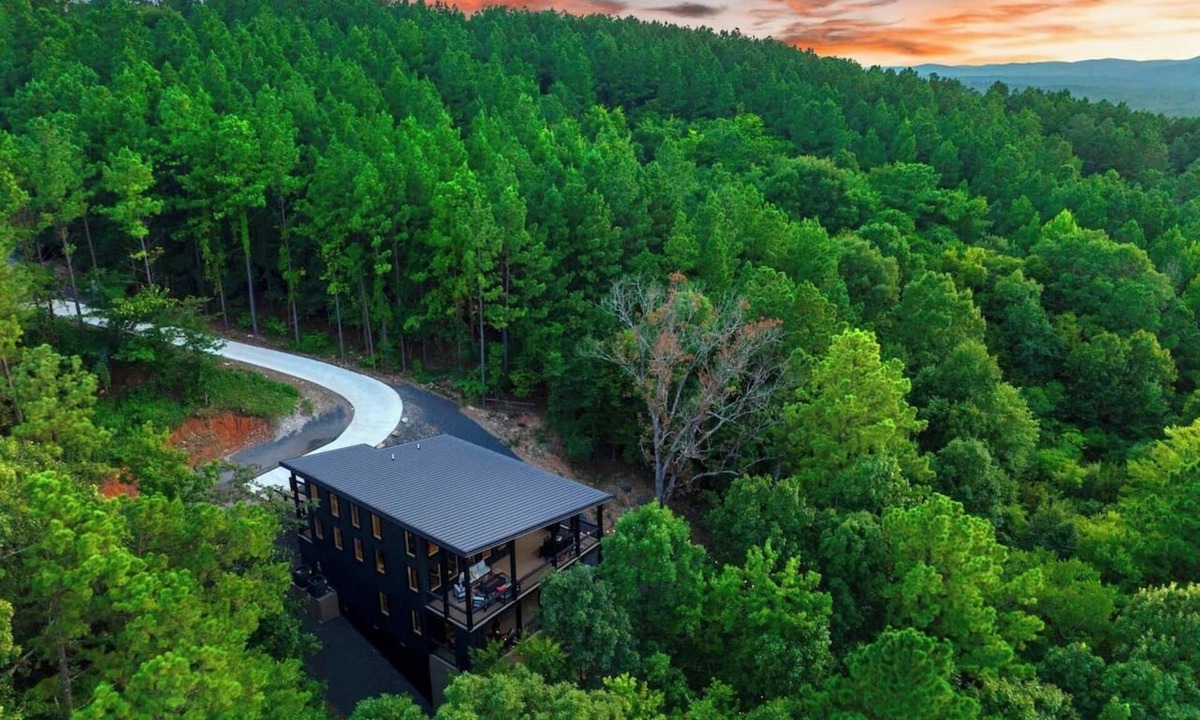 Broken Bow Cabin | Luxury Mountain Cabin with Hot Tub and Game Room