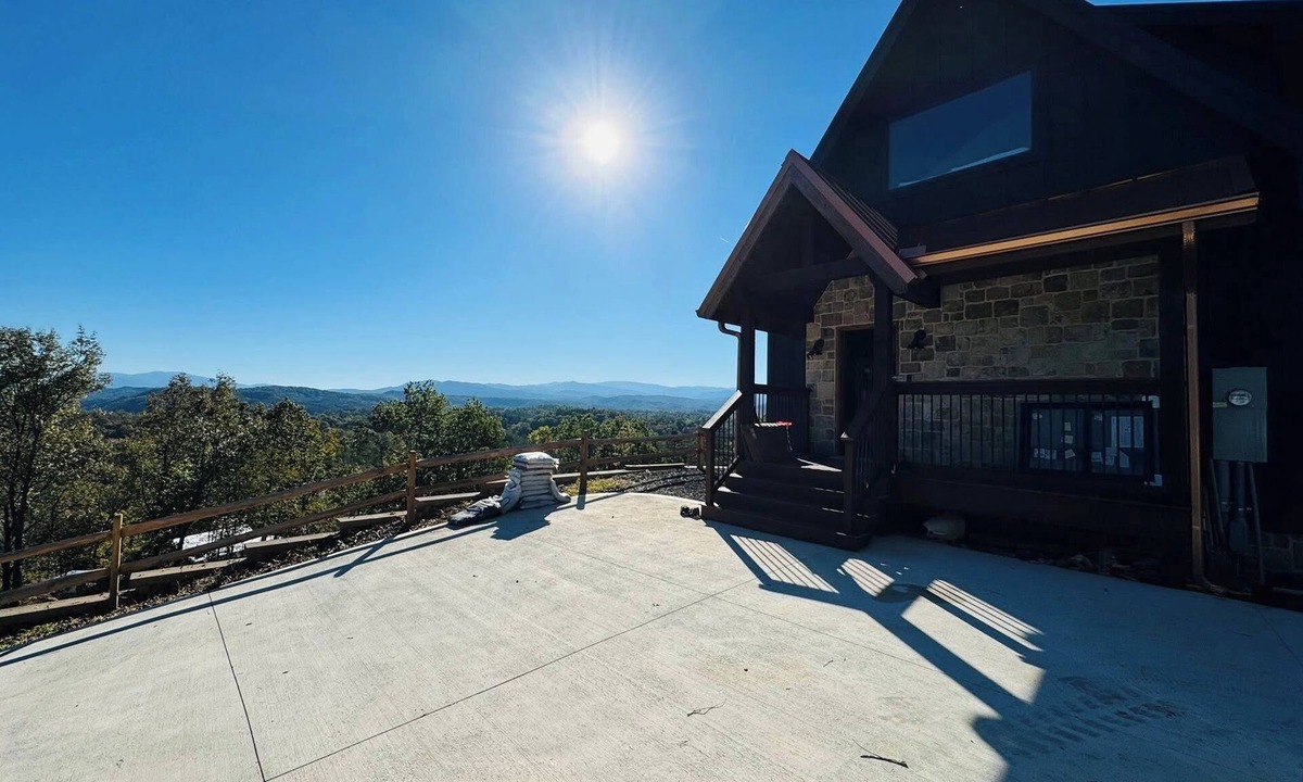 Vonore House | Luxury Mountain Cabin near Tellico Lake! Beautiful Views and close to the Water.