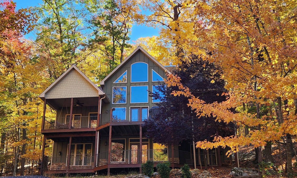 Massanutten House | Luxury Mountain Lodge 4BR Pool Table + PS5 Fireplace Views