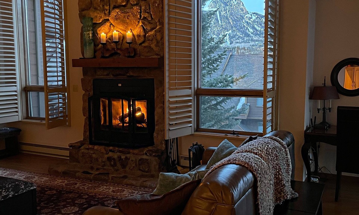 Purgatory House | Luxury, Mountain Views, Hot tub + Pool, 1 mile from Purgatory Ski Resort!